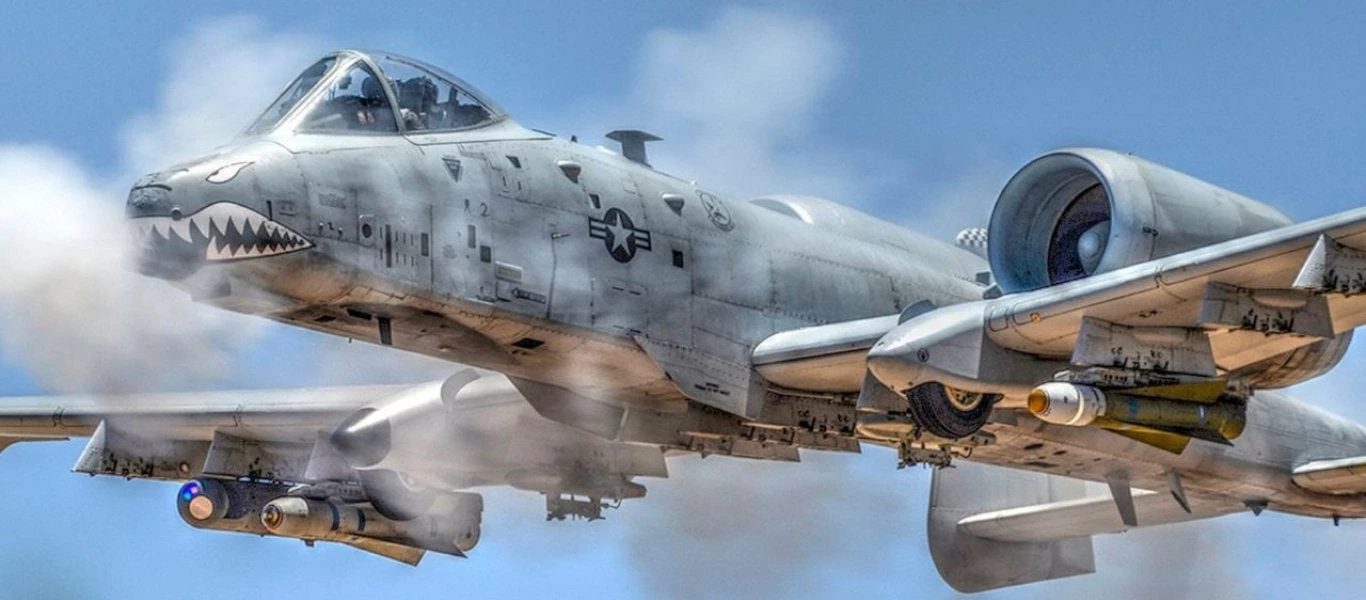 Τρομερή ισχύ πυρός: A-10 Thunderbolt II της USAF με JDAM και GAU-8 30mm – Βίντεο